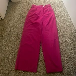 High-wasted pants with front pleats. Front pockets,false pockets in the back.